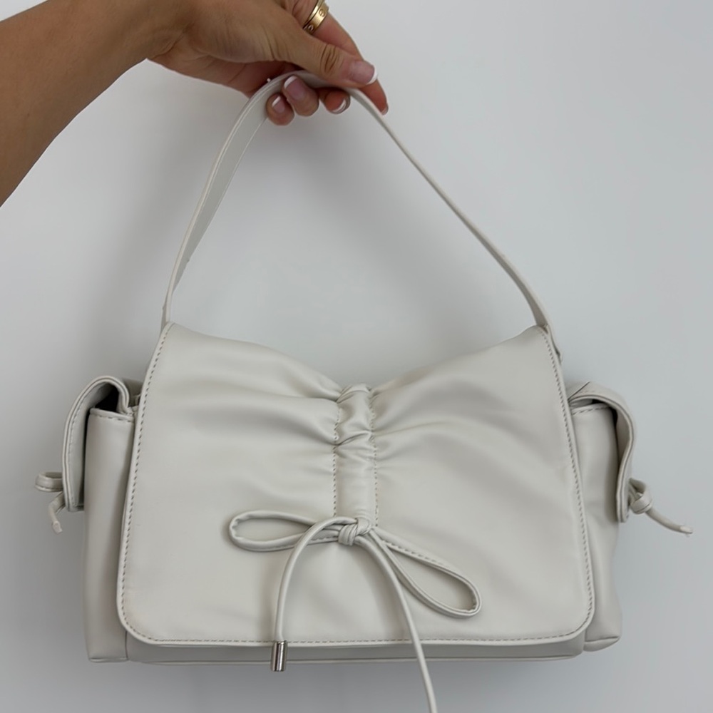 Beige shoulder bag with bow